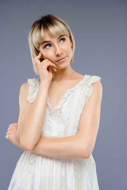 Portrait de jeune femme sur mur gris