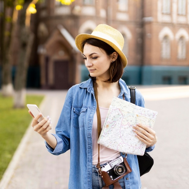 Portrait, jeune, femme, navigation, mobile, téléphone