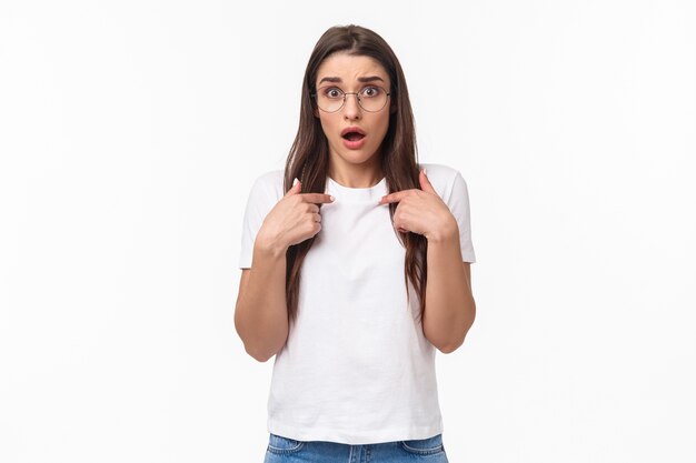 Portrait de jeune femme nerveuse, surprise et idiote à lunettes