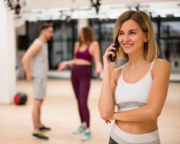 Portrait De Jeune Femme Parlant Au Téléphone