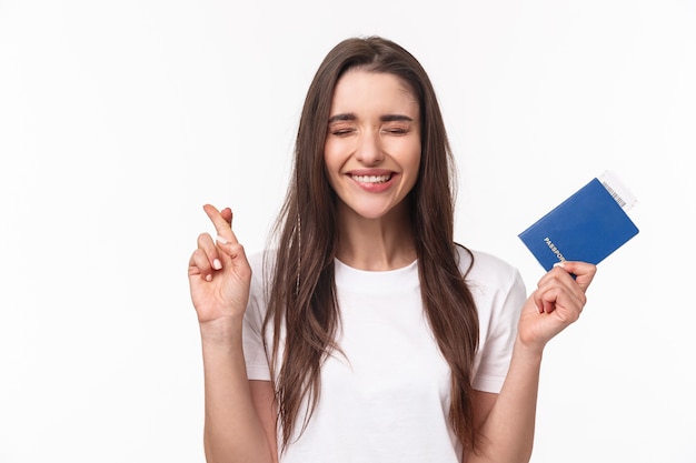 portrait jeune femme avec passeport