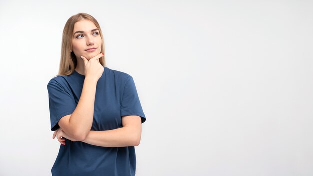 Portrait d'une jeune femme pensant à quelque chose