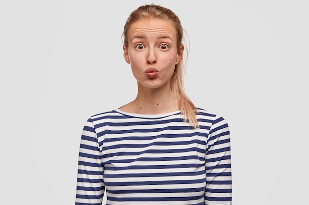 Portrait de jeune femme portant un chemisier rayé