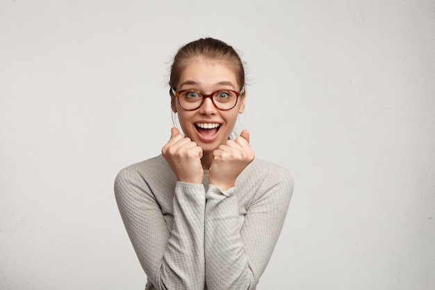 Portrait de jeune femme portant des lunettes