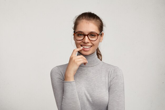 Portrait de jeune femme portant des lunettes