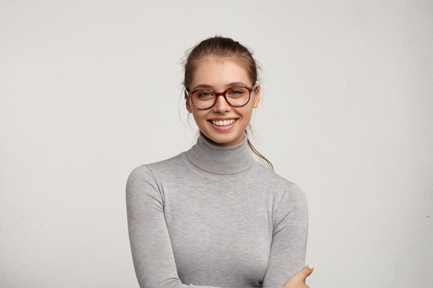 Portrait de jeune femme portant des lunettes