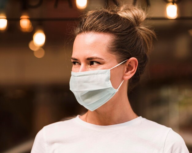 Portrait de jeune femme portant un masque facial