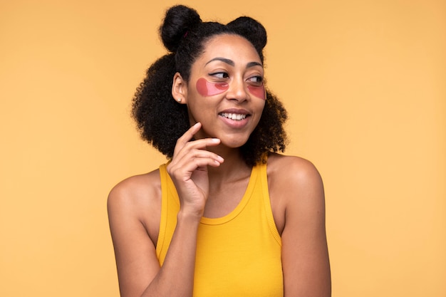 Portrait d'une jeune femme portant des patchs sous les yeux