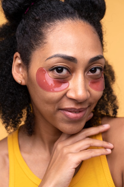 Portrait d'une jeune femme portant des patchs sous les yeux