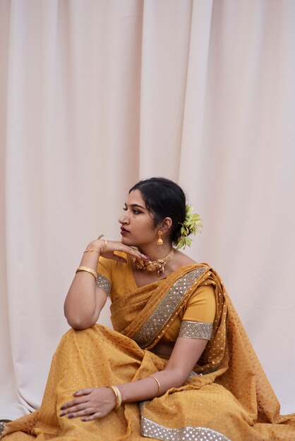 portrait, de, jeune femme, porter, tradition, sari, vêtement