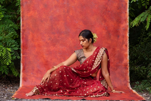 portrait, de, jeune femme, porter, tradition, sari, vêtement