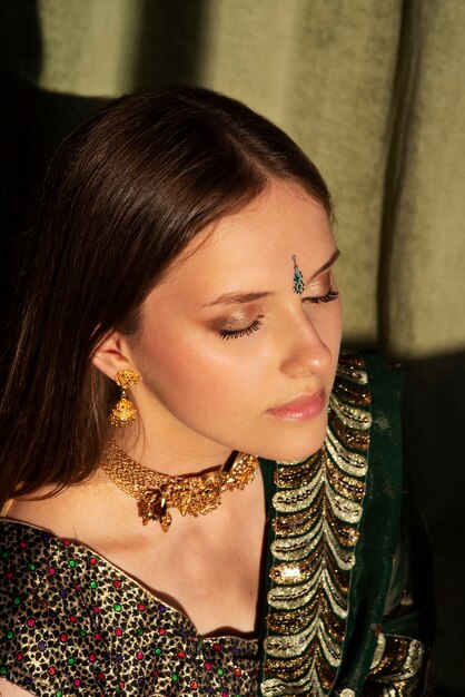 portrait, de, jeune femme, porter, traditionnel, sari, vêtement