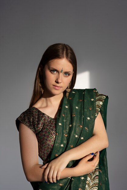 portrait, de, jeune femme, porter, traditionnel, sari, vêtement