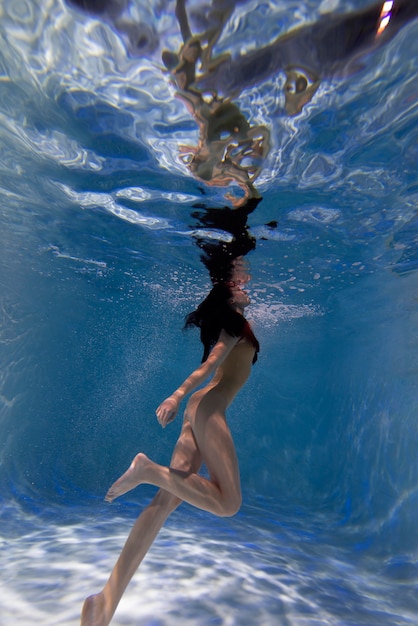 portrait, de, jeune femme, poser, submergé, sous-marin