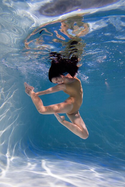 portrait, de, jeune femme, poser, submergé, sous-marin