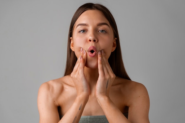 Portrait de jeune femme pratiquant le yoga facial pour les jeunes