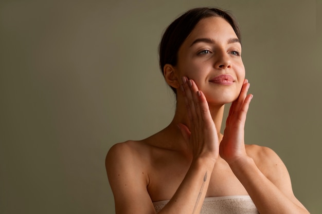 Portrait de jeune femme pratiquant le yoga facial pour les jeunes