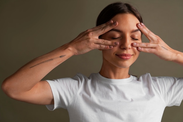 Portrait de jeune femme pratiquant le yoga facial pour les jeunes