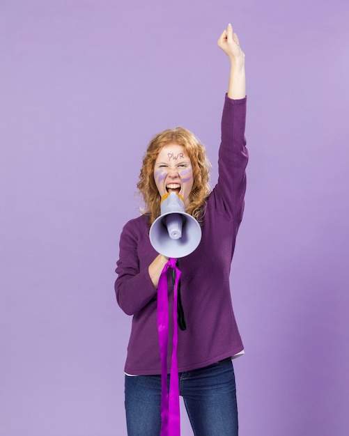 Photo gratuite portrait de jeune femme protestant