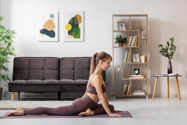 Portrait jeune femme qui s'étend à la maison sur le tapis