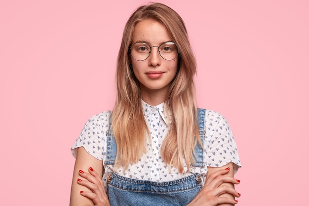 Portrait de jeune femme de race blanche a une apparence attrayante