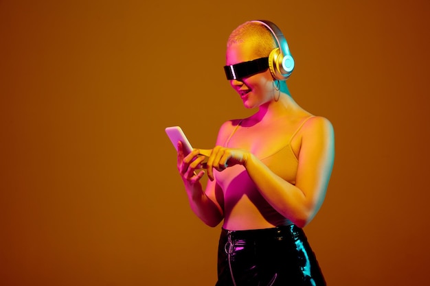 Portrait de jeune femme de race blanche dans des lunettes à la mode