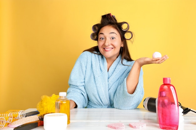 Portrait de jeune femme de race blanche dans sa journée de beauté, routine de soins de la peau et des cheveux