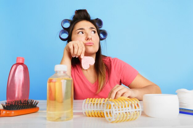 Portrait de jeune femme de race blanche dans sa journée de beauté et routine de soins de la peau