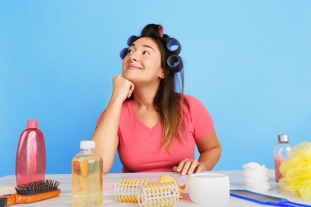 Portrait de jeune femme de race blanche dans sa journée de beauté et routine de soins de la peau