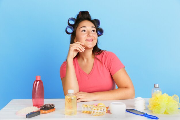 Portrait de jeune femme de race blanche dans sa journée de beauté et routine de soins de la peau