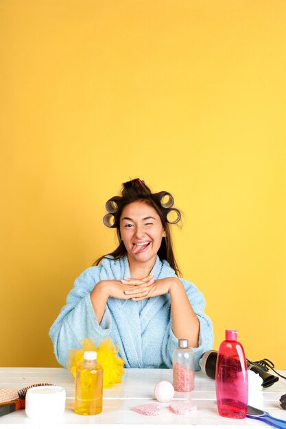 Portrait de jeune femme de race blanche dans sa journée de beauté et routine de soins de la peau