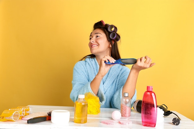 Portrait de jeune femme de race blanche dans sa routine de soins de jour, de peau et de cheveux de beauté.