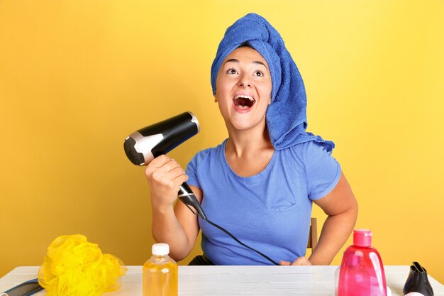 Portrait de jeune femme de race blanche dans sa routine de soins de jour, de peau et de cheveux de beauté.