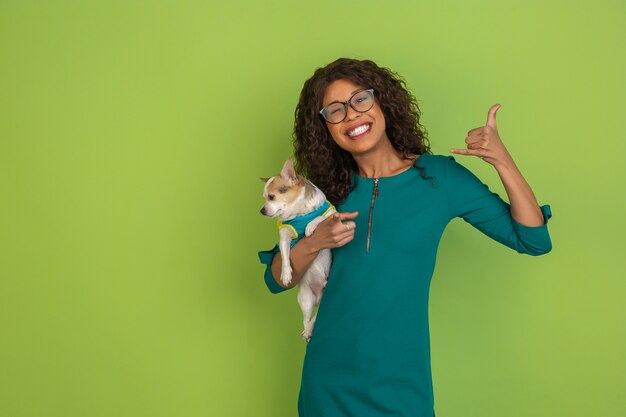 Portrait de jeune femme de race blanche avec des émotions vives sur vert