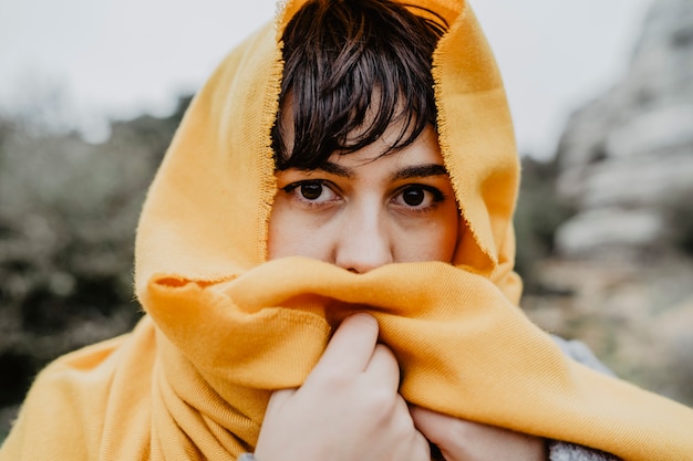 Photo gratuite portrait d'une jeune femme de race blanche recouverte d'un foulard jaune