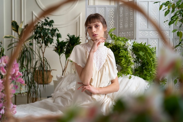 Photo gratuite portrait de jeune femme en robe bohème avec jardin romantique esthétique et végétation