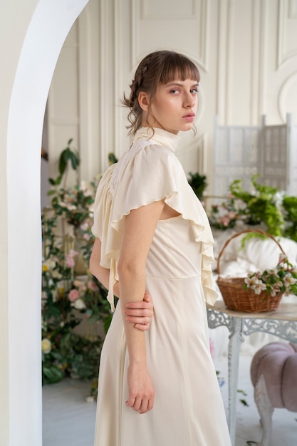 Photo gratuite portrait de jeune femme en robe bohème avec jardin romantique esthétique et végétation