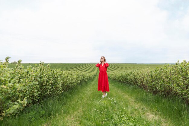 Portrait jeune femme en robe rouge