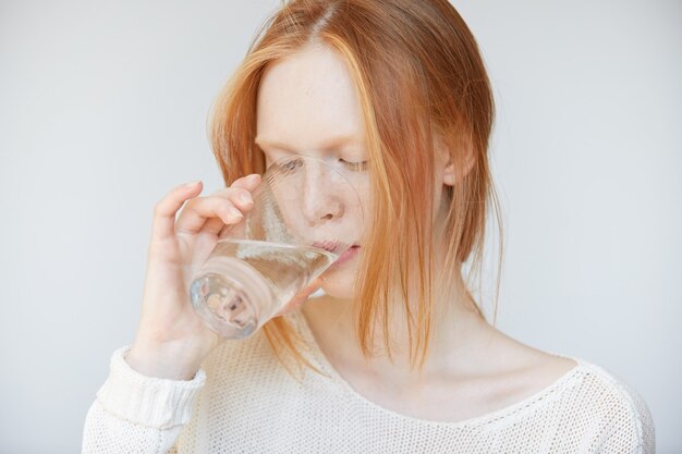 Portrait de jeune femme rousse posant