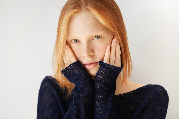 Portrait de jeune femme rousse posant