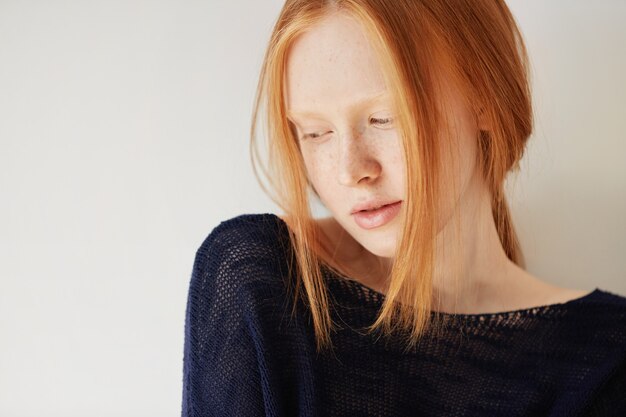 Portrait de jeune femme rousse posant