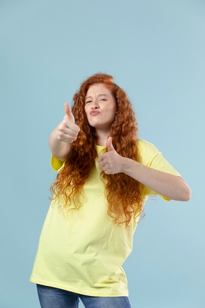 Portrait de jeune femme rousse