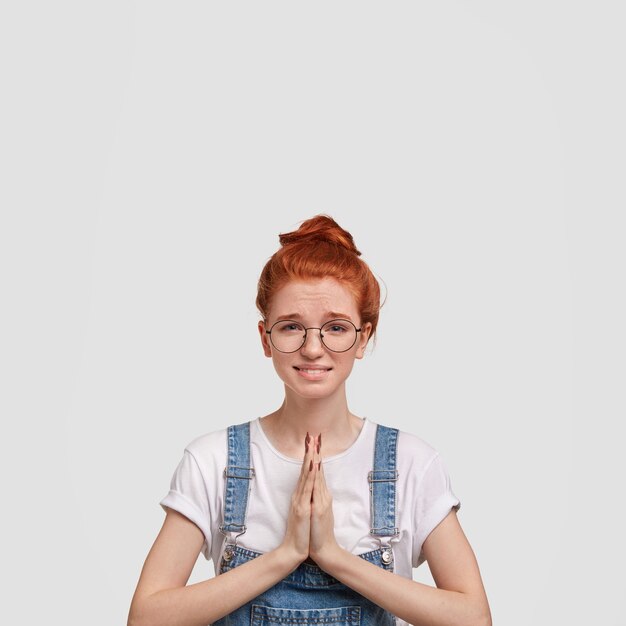 Portrait de jeune femme rousse