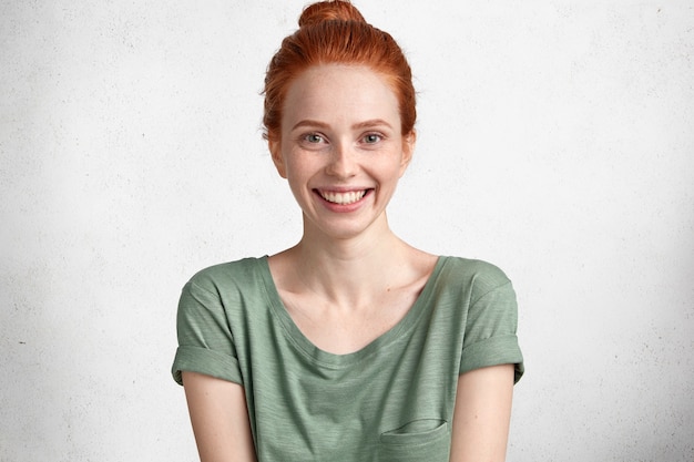 Portrait de jeune femme rousse