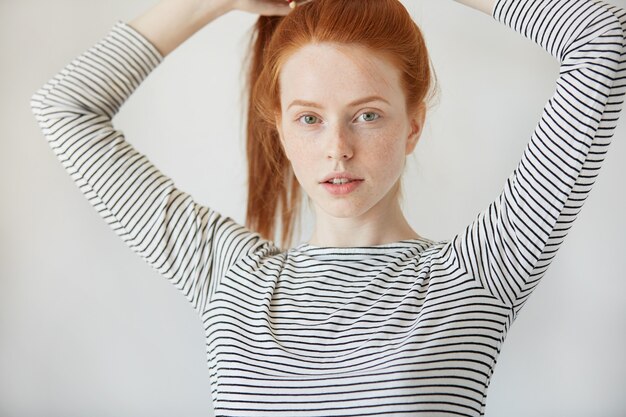 Portrait de jeune femme rousse