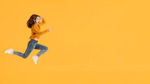 Portrait jeune femme sautant avec espace copie