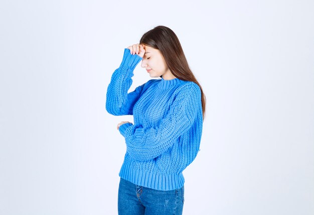 Portrait de jeune femme se sentant douloureuse sur blanc.