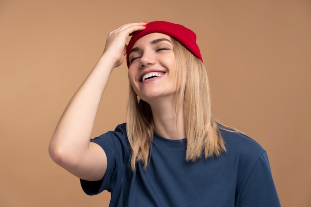 Portrait d'une jeune femme se souvenant de quelque chose