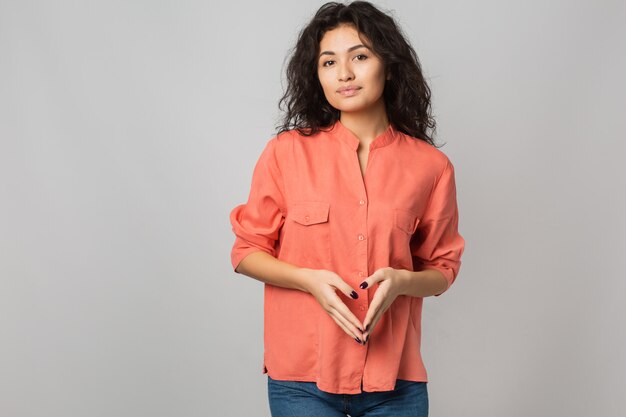 Portrait de jeune femme séduisante confiante en chemise orange élégante souriant, style d'été décontracté, cheveux brune, isolé