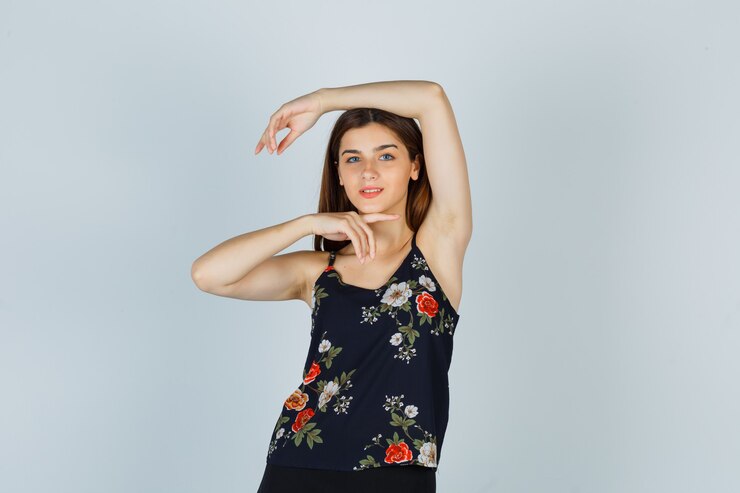 Photo gratuit portrait de jeune femme séduisante faisant vogue pose en blouse et à la vue de face délicate
